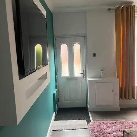 Comfortably Furnished 2 Bedroom Home In Bolton Exterior photo