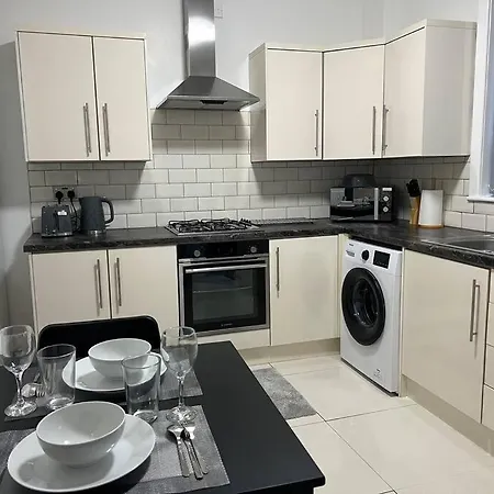 Comfortably Furnished 2 Bedroom Home In Bolton Exterior photo