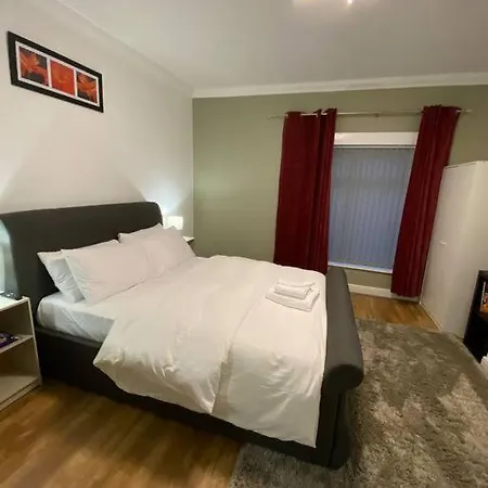Comfortably Furnished 2 Bedroom Home In Bolton Exterior photo
