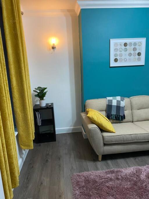 Comfortably Furnished 2 Bedroom In Apartment Bolton
