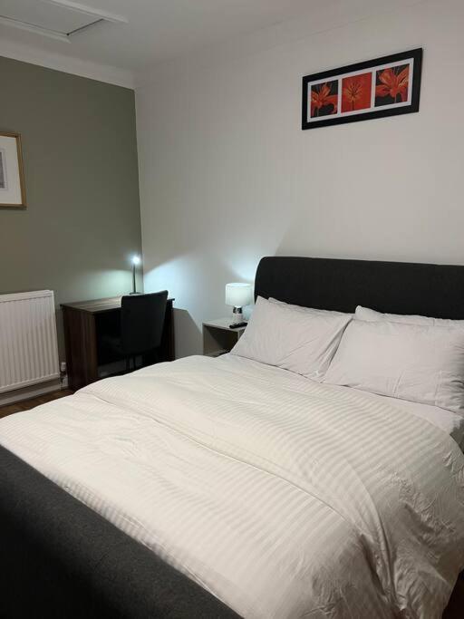 Comfortably Furnished 2 Bedroom In * Bolton