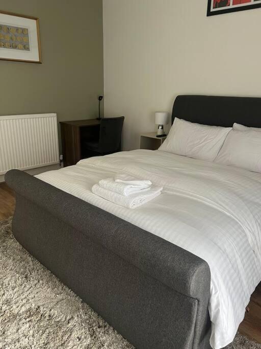 Comfortably Furnished 2 Bedroom In * Bolton