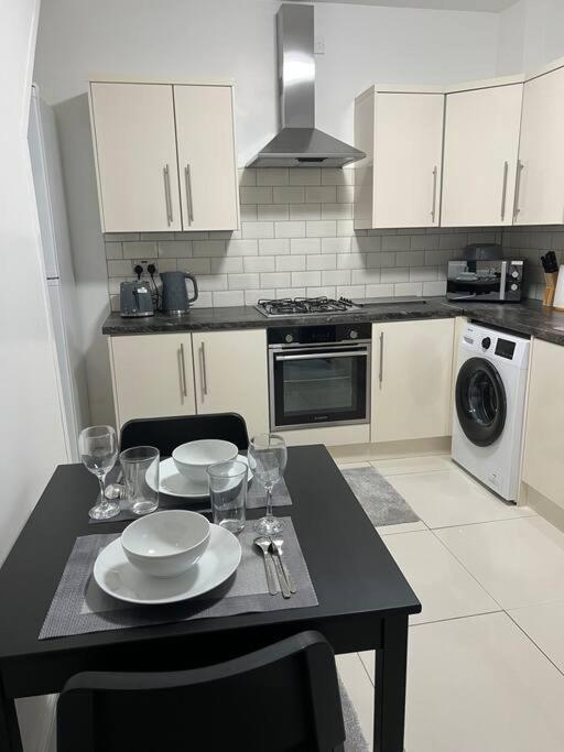 Comfortably Furnished 2 Bedroom In Apartment Bolton